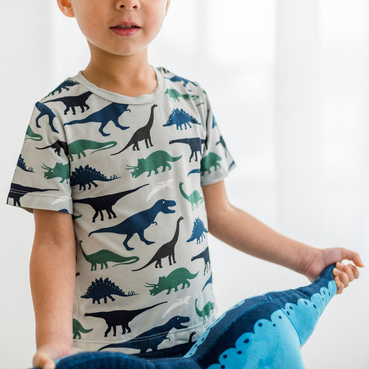 Dove Dino Museumの恐竜柄半袖クルーネックTシャツの着用アップ、襟ぐり・袖・プリントのディテール