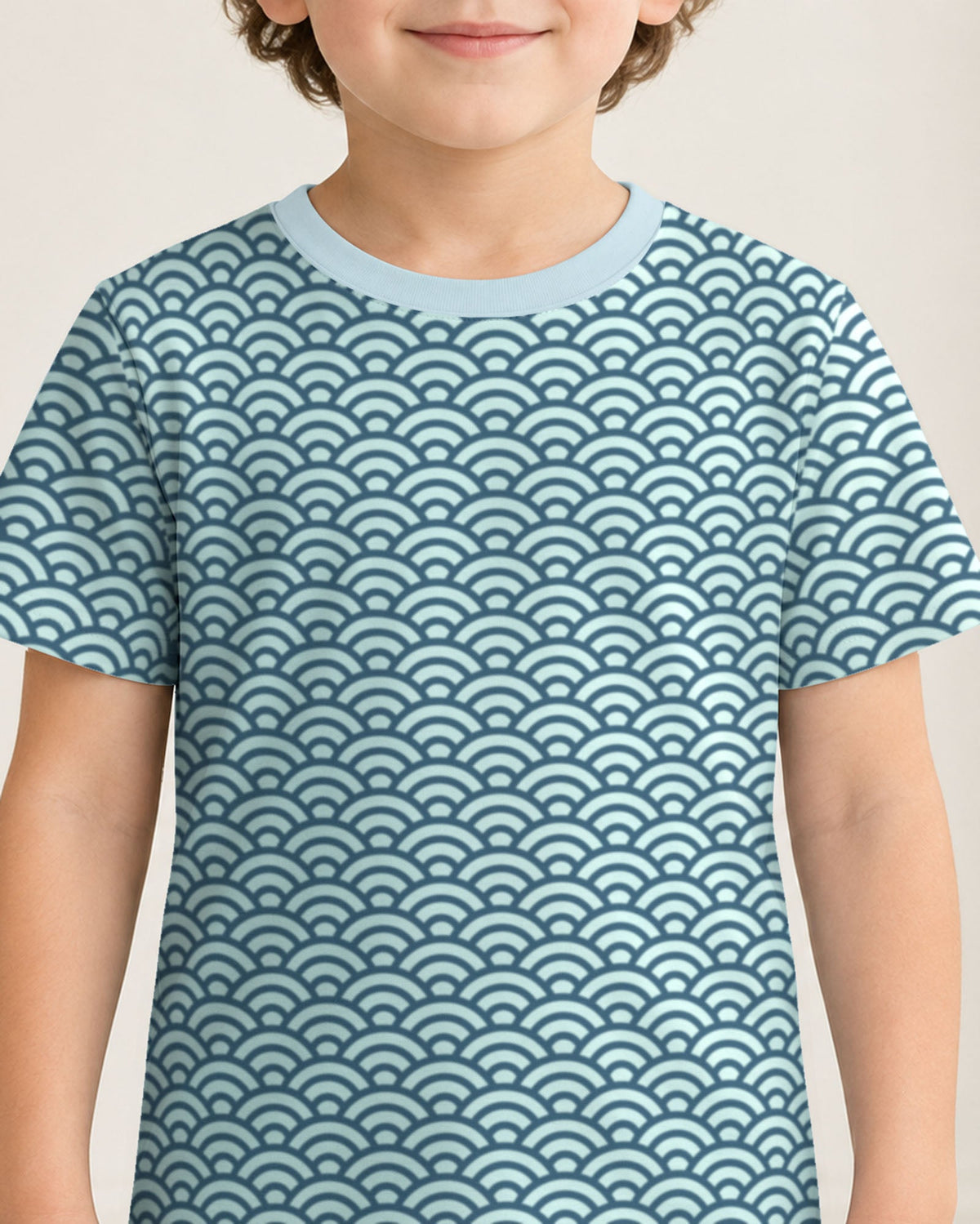 Fresh Air Wavesの波柄半袖クルーネックTシャツの着用アップ、丸い襟ぐり・袖・プリント