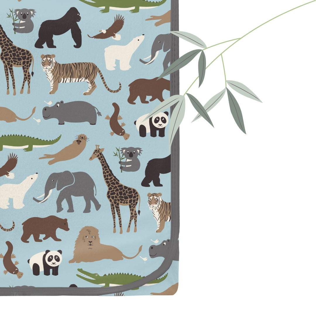 キリンやゾウ、パンダなどの動物を描いたレシービングブランケット。水色地の柄とグレーの縁取り。