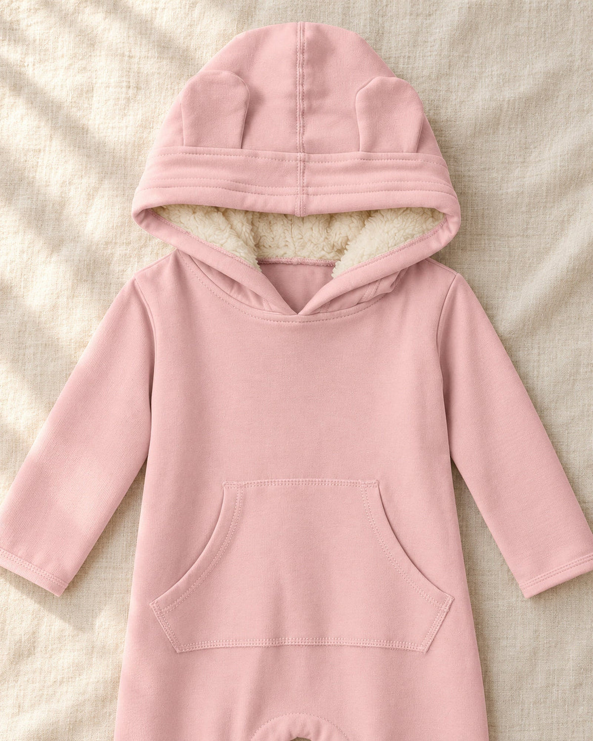 Baby Rose フリースカバーオールの耳付きフードと前ポケットのディテール。