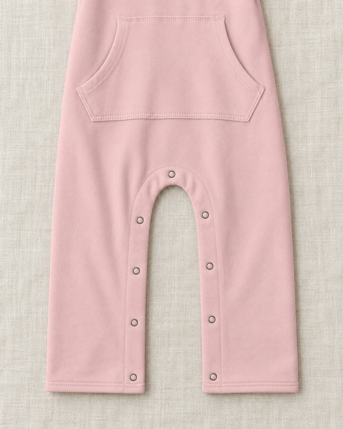 Baby Rose フリースカバーオールの股下スナップと足先が出るデザインのディテール。