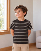 Midnight Stripeのボーダー柄半袖クルーネックTシャツの正面着用、窓辺で襟ぐり・袖・裾を見せるモデル