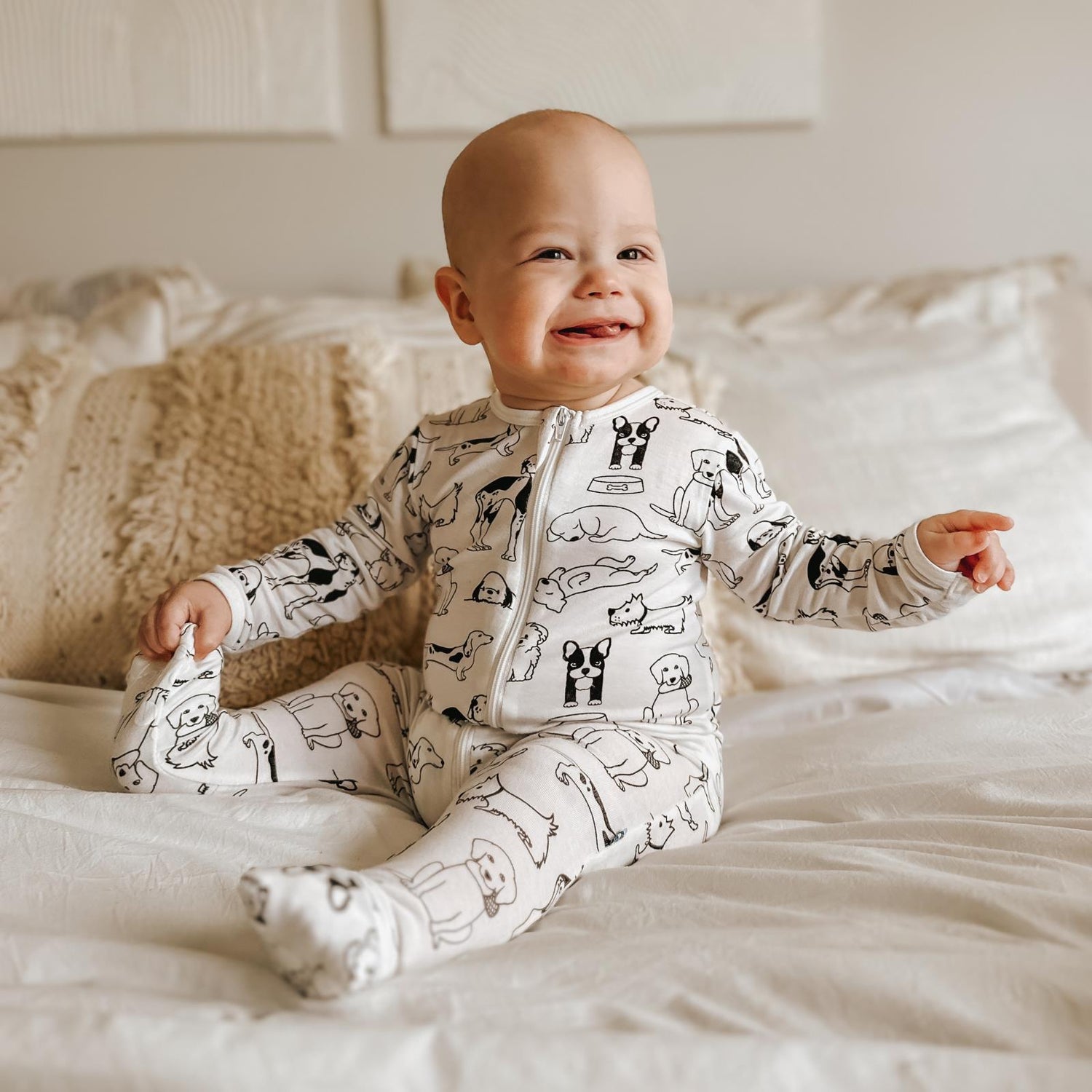 Print Convertible Sleeper with Zipper in Natural Dogs (359399)