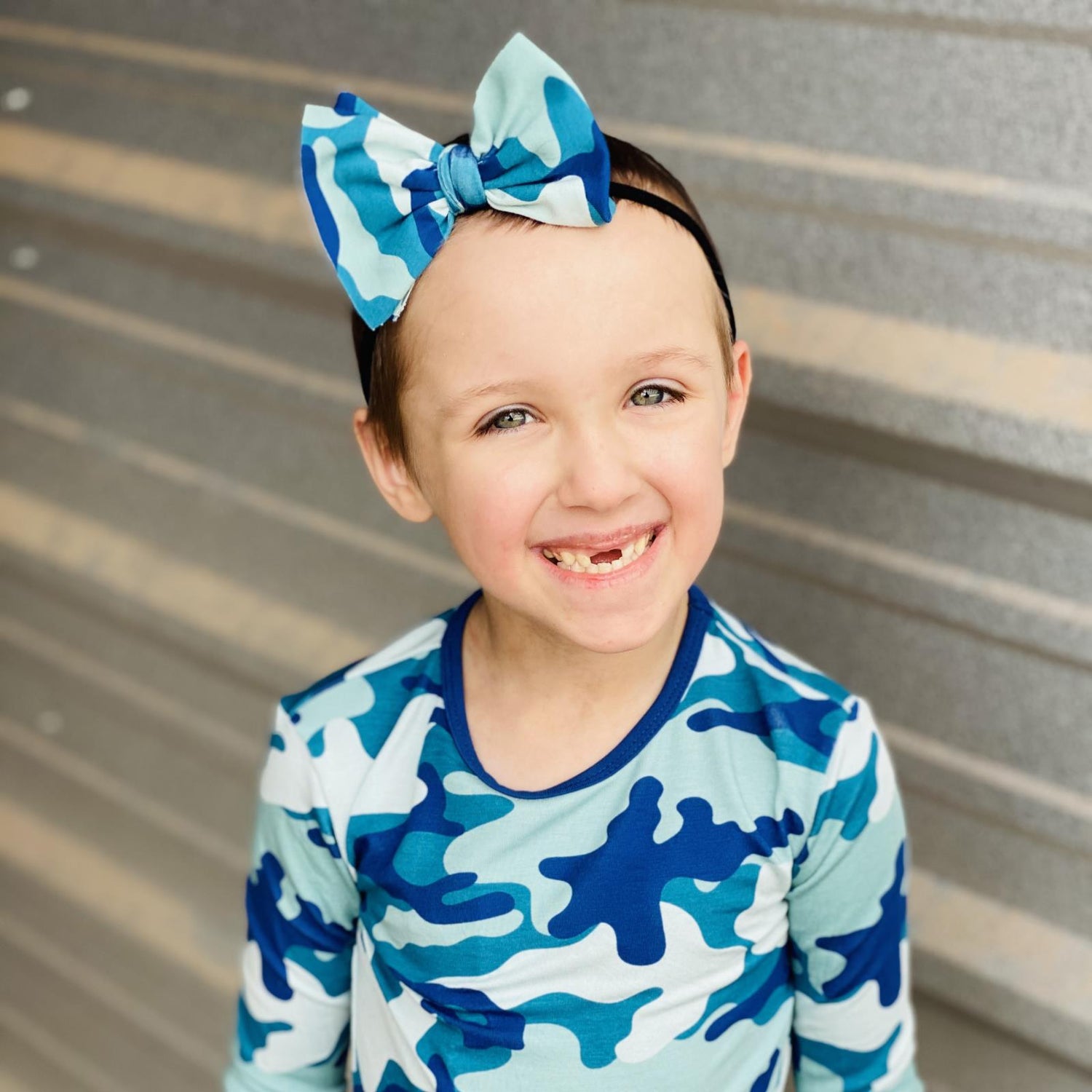 Print Luxe Skinny Bow with Black Headband in Oasis Military