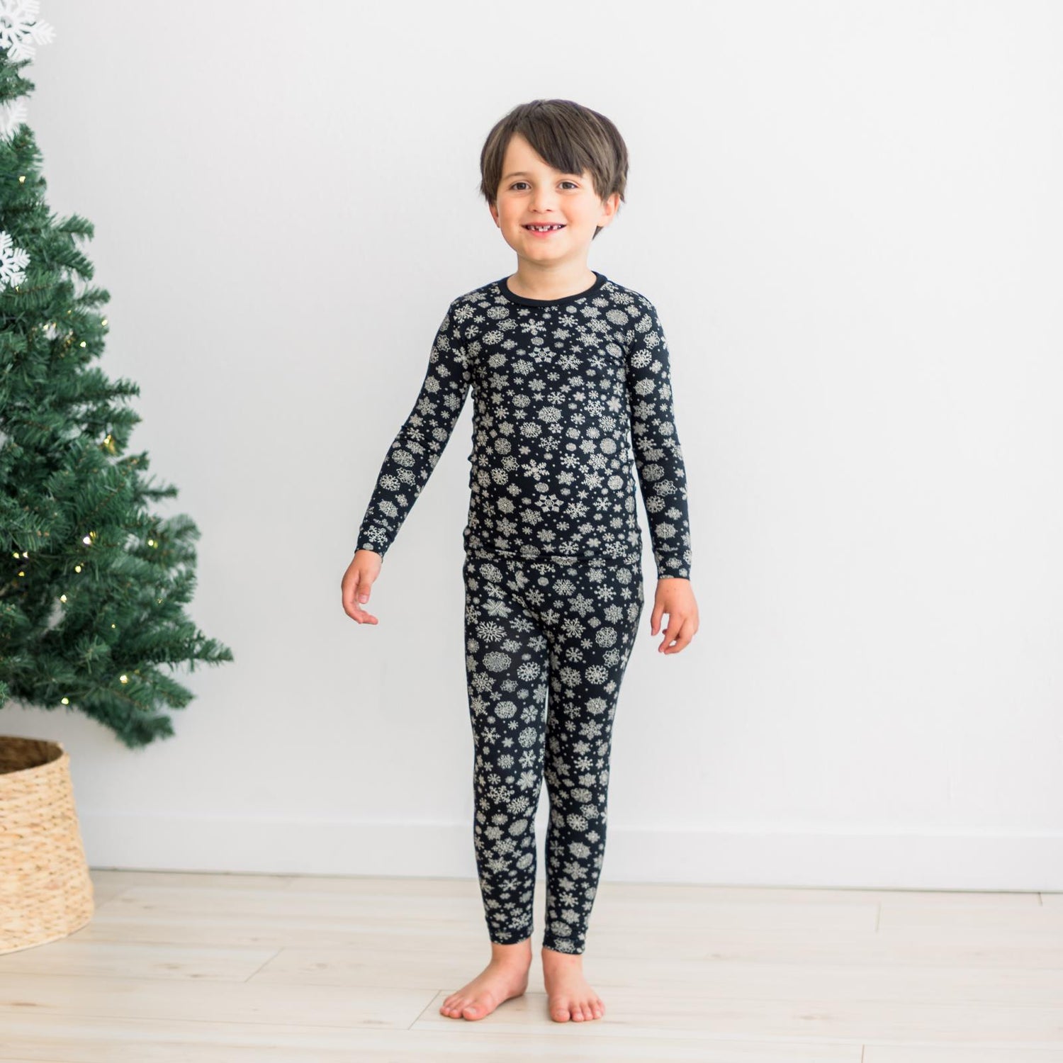 Print Long Sleeve Pajama Set in Chalkboard Snowflakes (343543)
