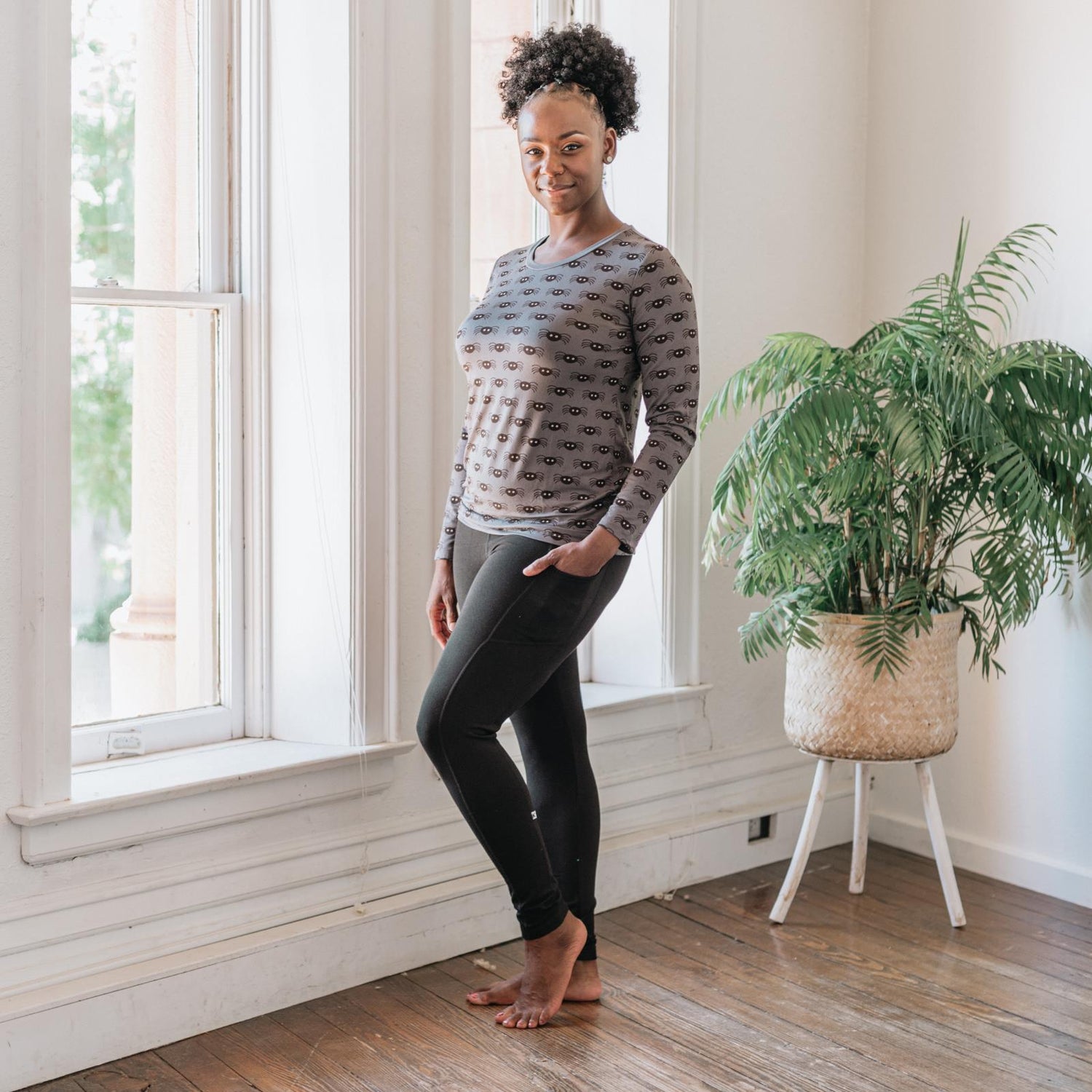 Women's Print Long Sleeve Relaxed Tee in Stone Spiders