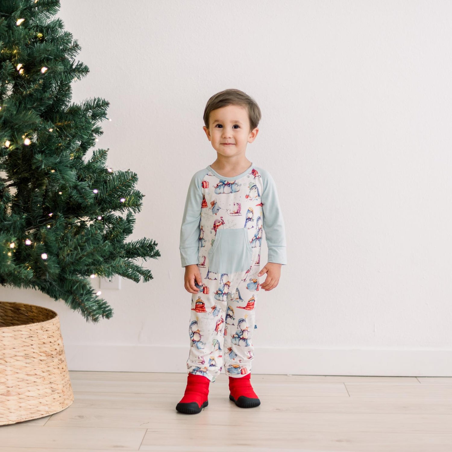 Print Long Sleeve Raglan Romper with Kangaroo Pocket in Natural Silly Penguins (345956)