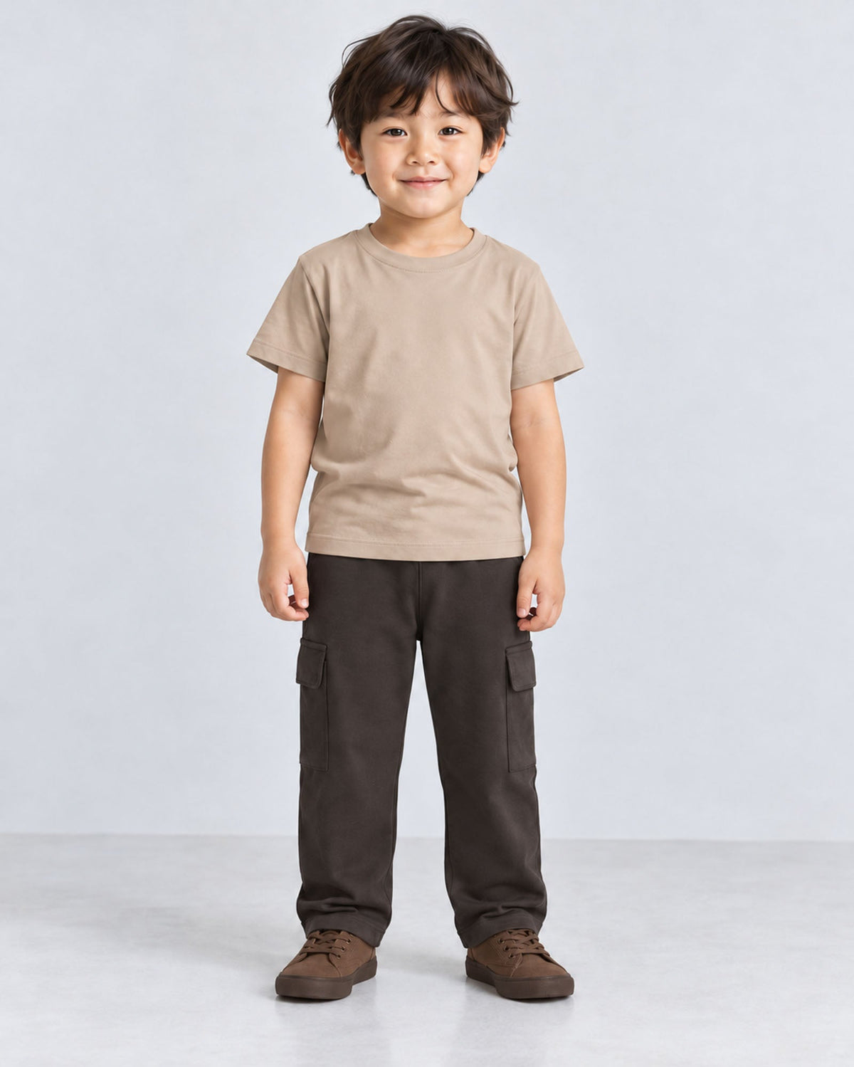 Burlapの半袖クルーネックTシャツと濃色のカーゴパンツを着たモデルの全身、正面