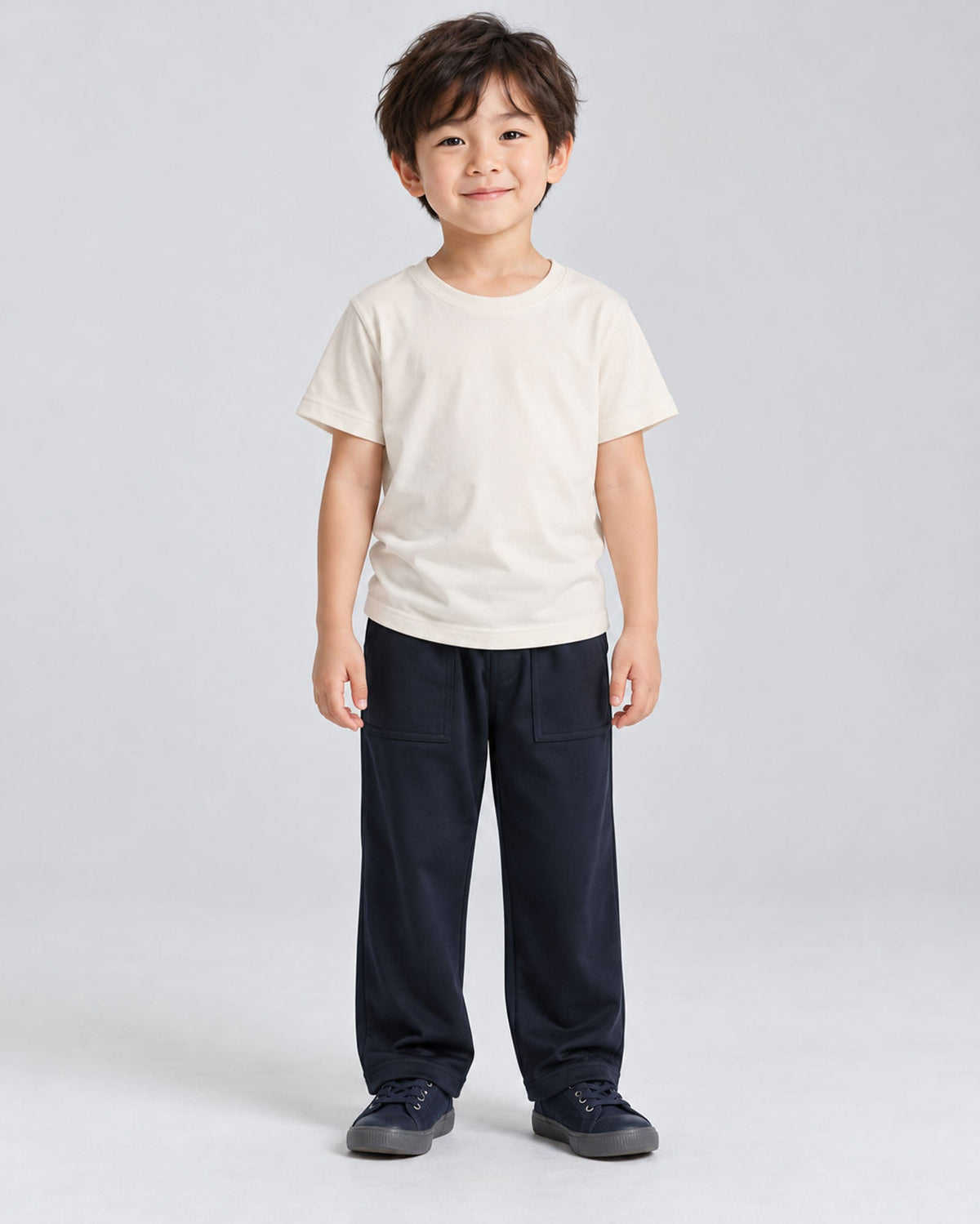 Naturalの半袖クルーネックTシャツと濃紺のパンツを着たモデルの全身、正面