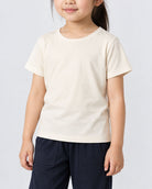 Naturalの半袖クルーネックTシャツの正面着用アップ、襟ぐり・袖口・裾