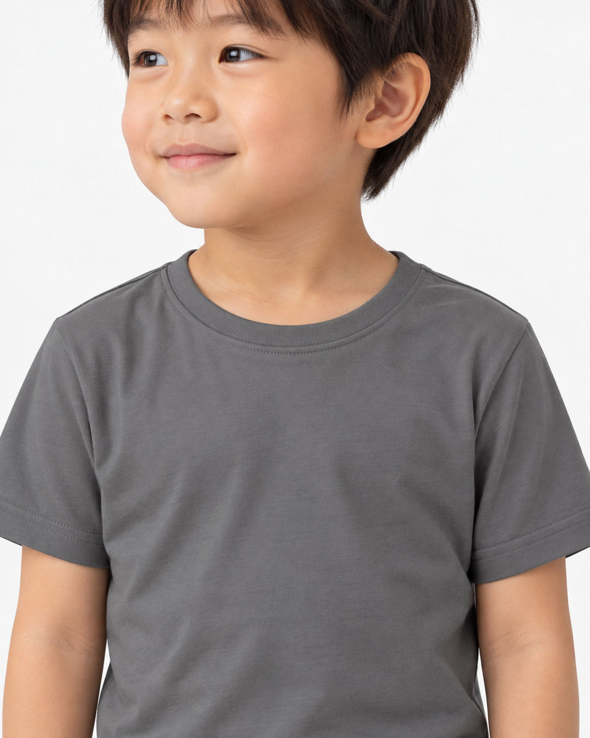 Stoneの半袖クルーネックTシャツの着用アップ、丸い襟ぐりと袖口