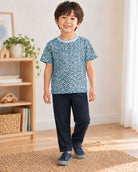 Fresh Air Wavesの半袖クルーネックTシャツと濃紺のパンツを着たモデルの全身、正面