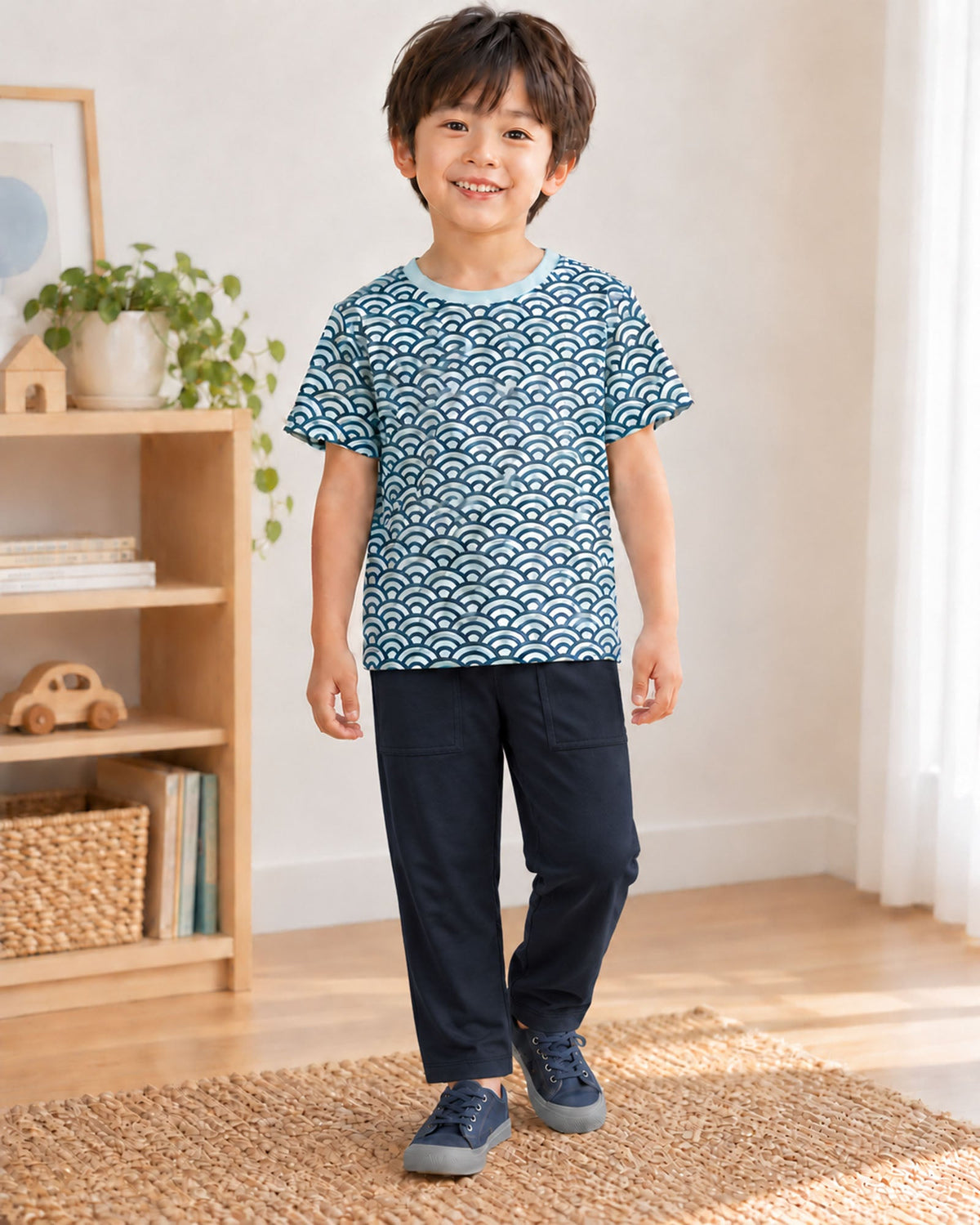 Fresh Air Wavesの半袖クルーネックTシャツと濃紺のパンツを着たモデルの全身、正面