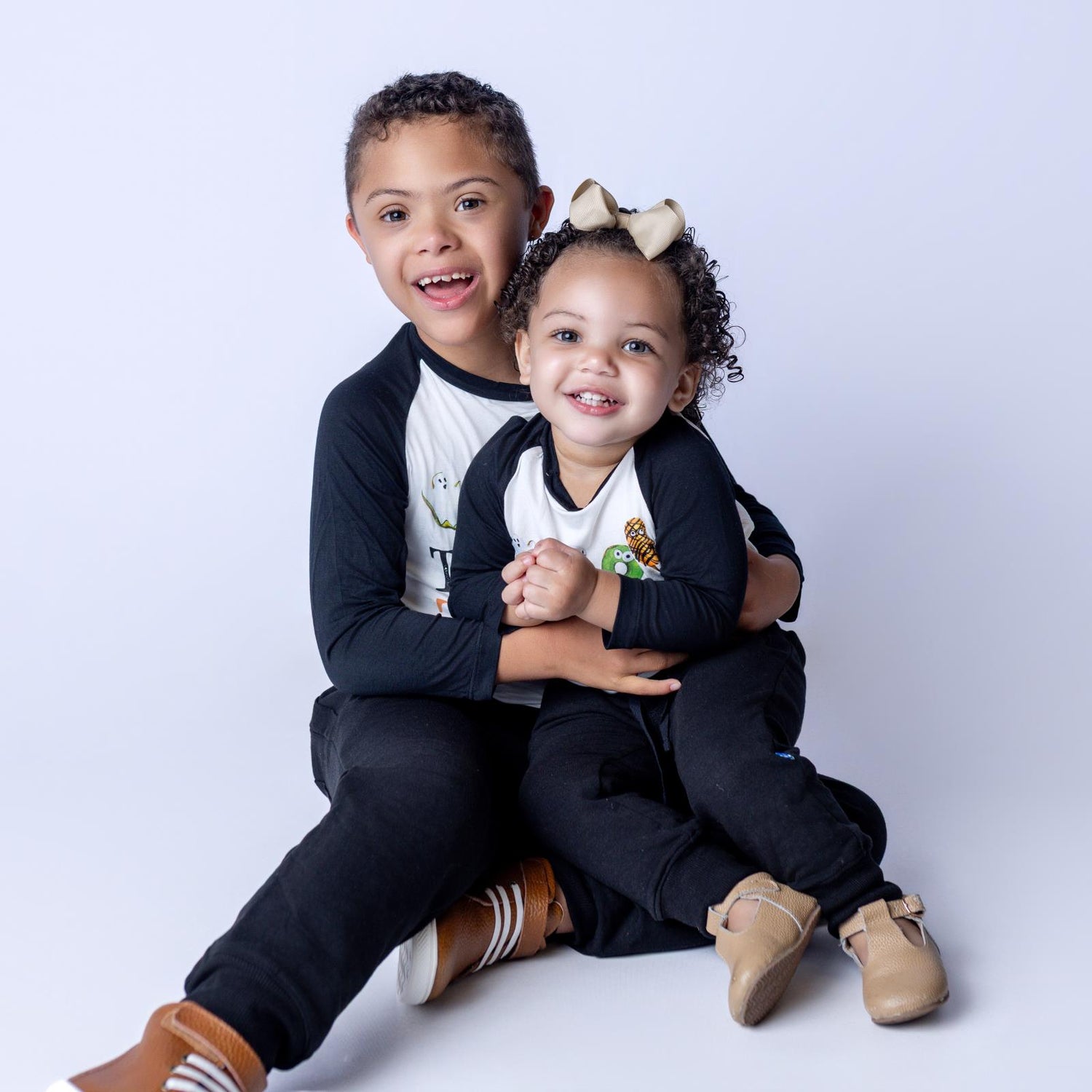 Long Sleeve Crew Neck Graphic Raglan Tee in Natural Trick or Treat (373208)