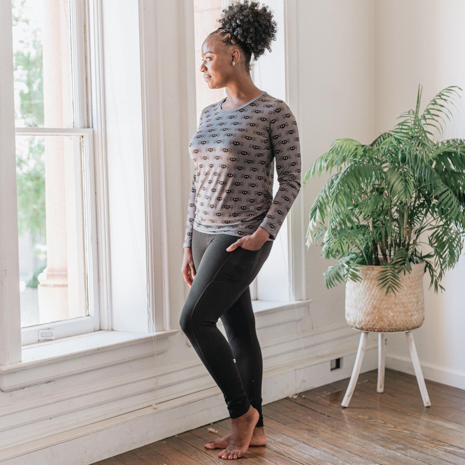 Women's Print Long Sleeve Relaxed Tee in Stone Spiders