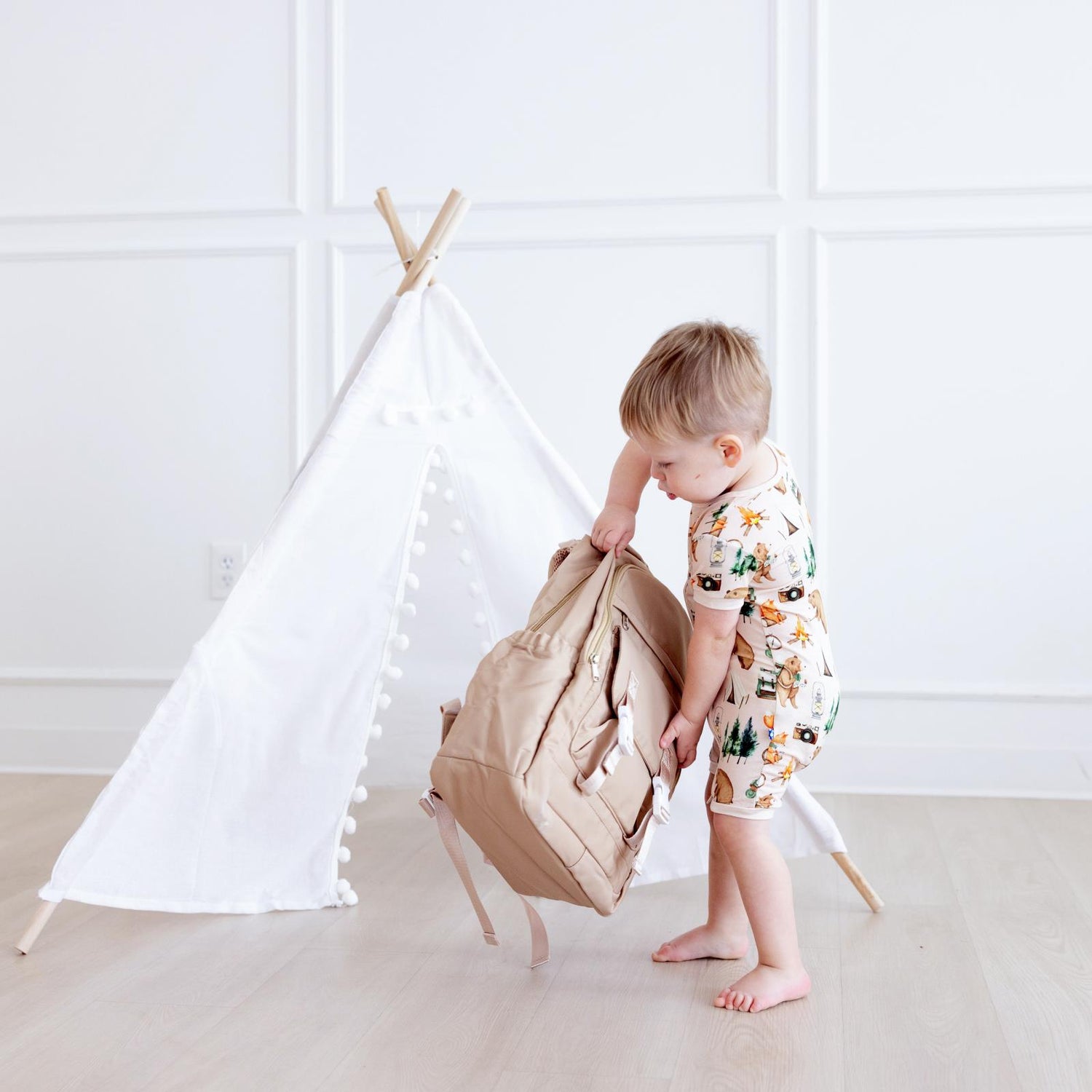 Print Shorty Sleeper with Zipper in Latte Camping Animals (359964)