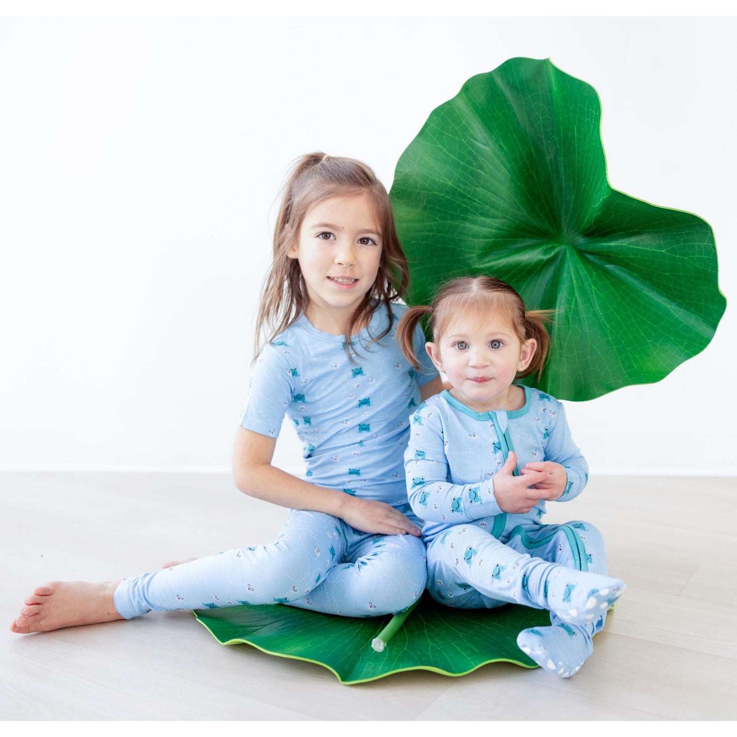 Print Short Sleeve Pajama Set in Seaside Blue Frogs & Flies (359961)
