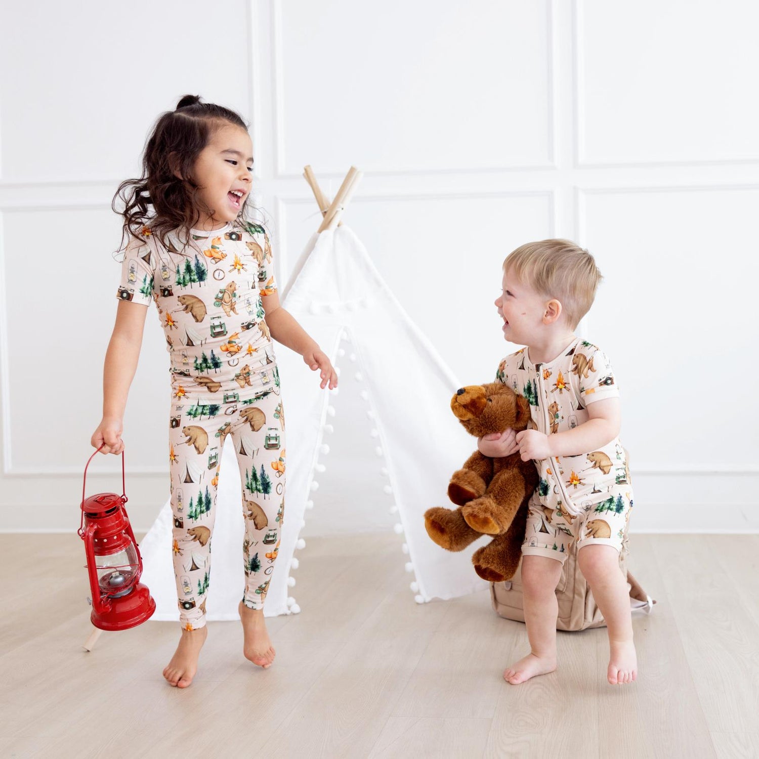 Print Shorty Sleeper with Zipper in Latte Camping Animals (359963)