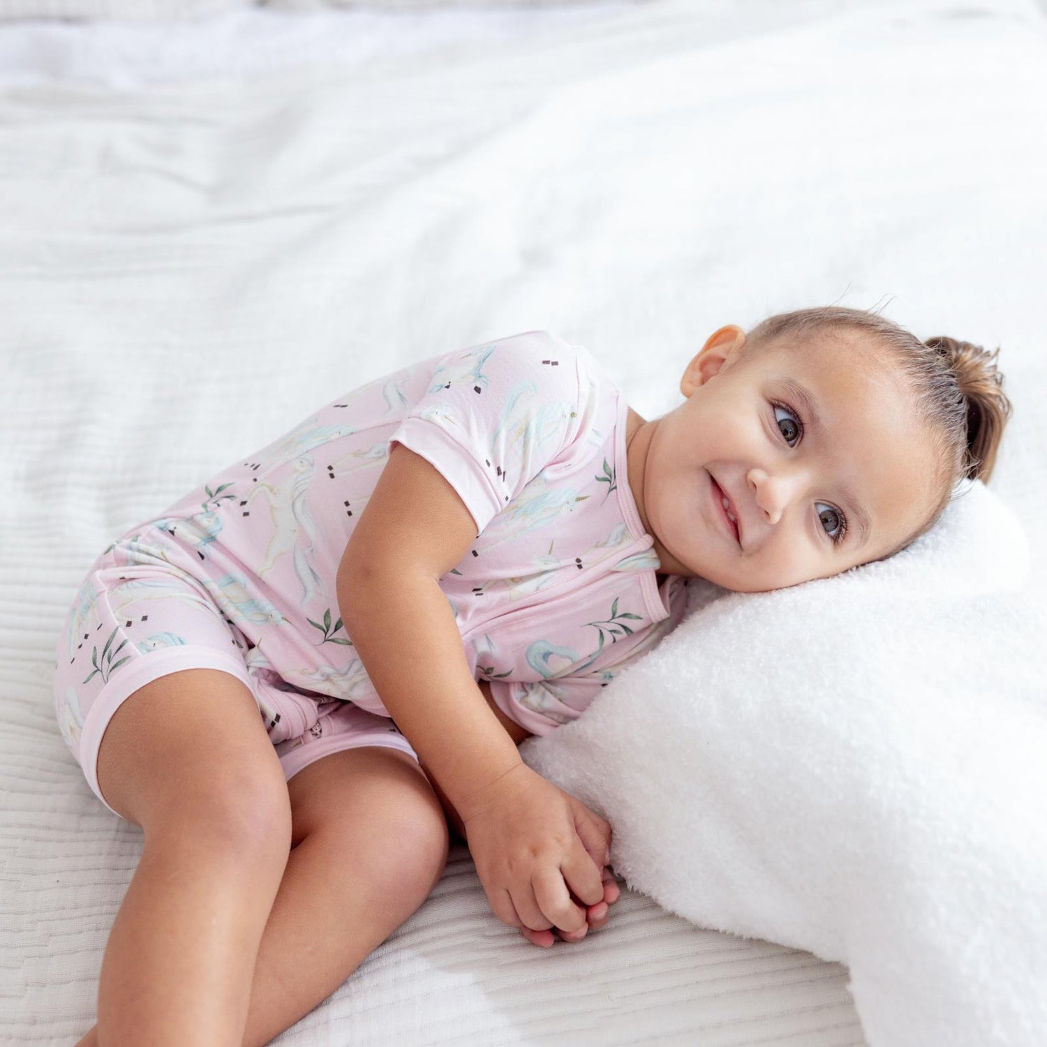 Print Shorty Sleeper with Zipper in Shrinking Violet Sleeping Unicorns (359974)