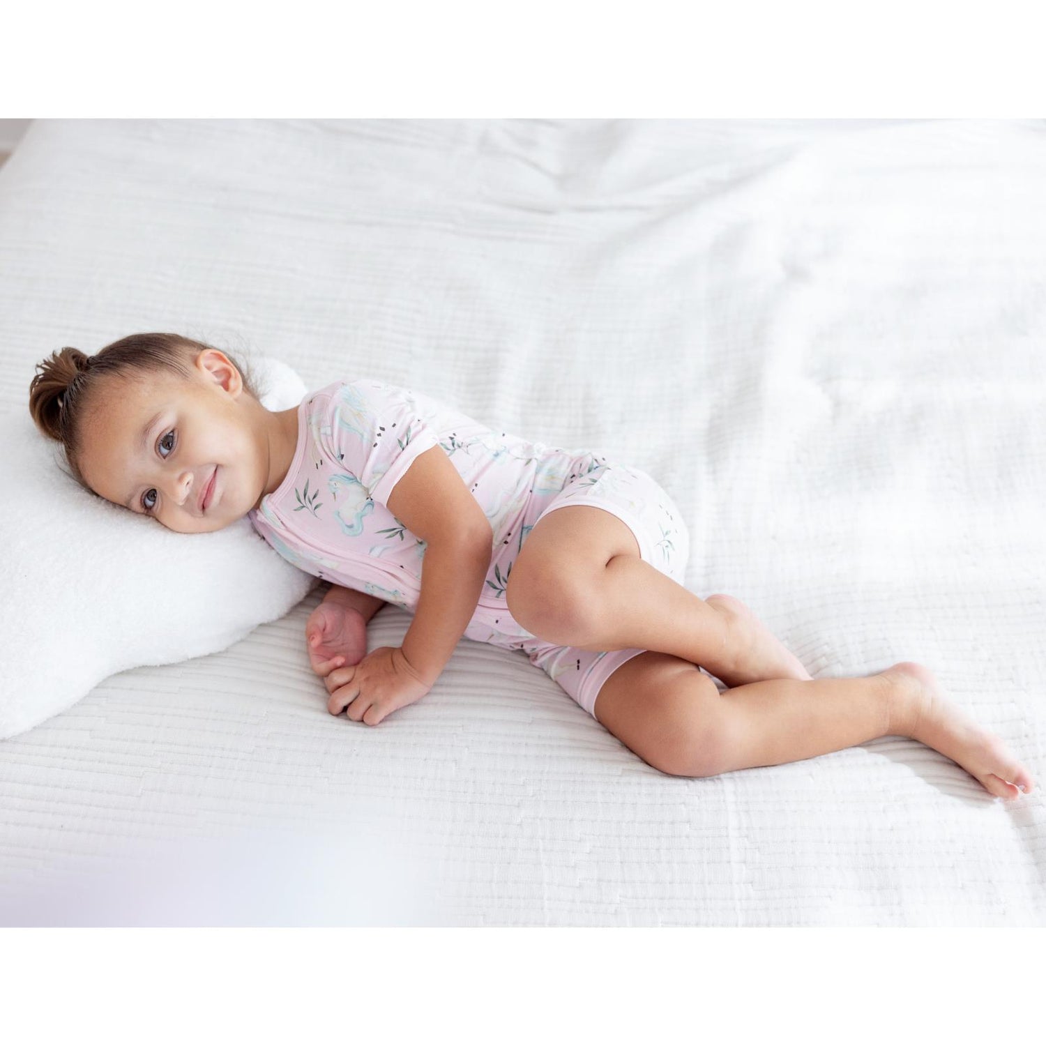 Print Shorty Sleeper with Zipper in Shrinking Violet Sleeping Unicorns (359970)