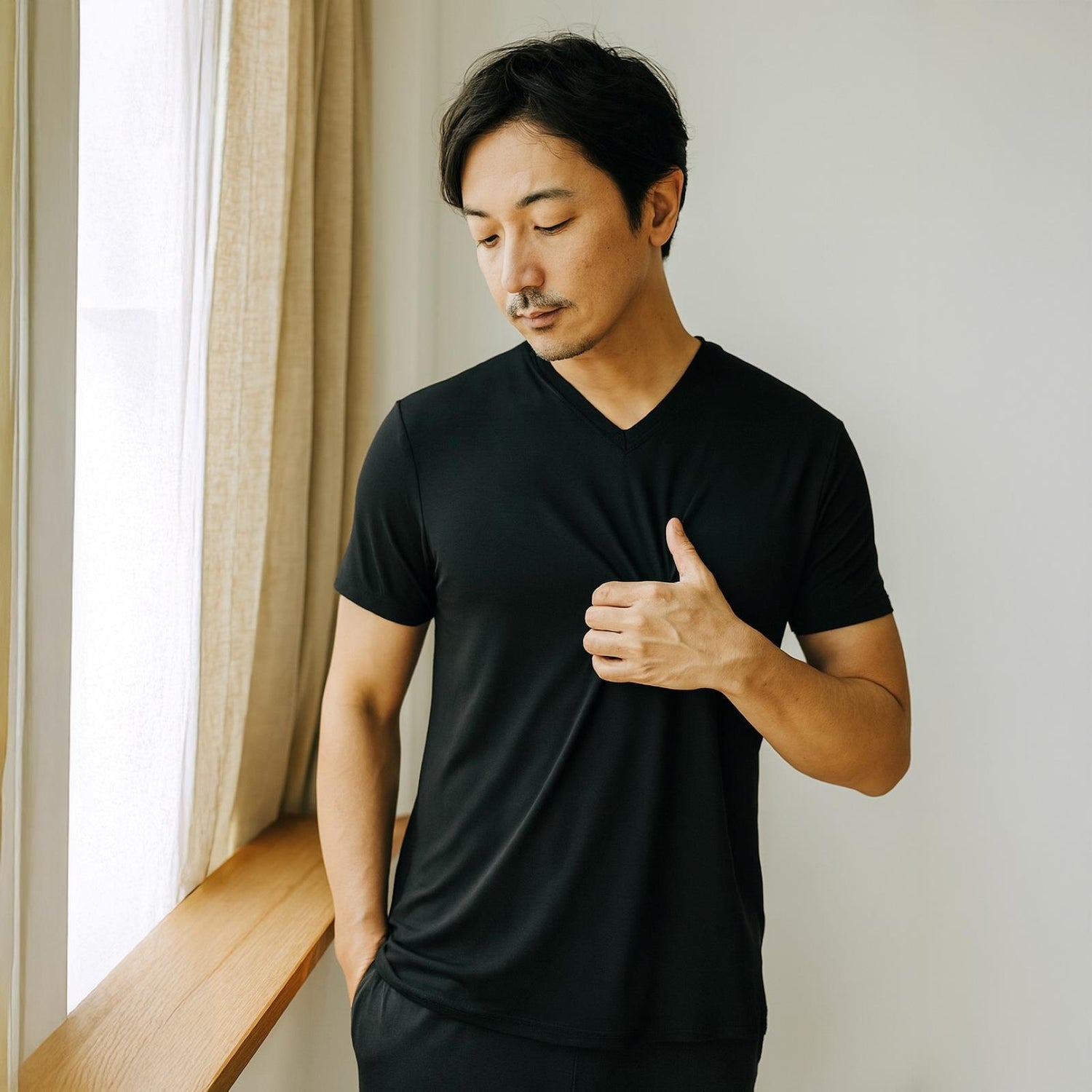 Men's Short Sleeve V-Neck Tee in Midnight (373779)