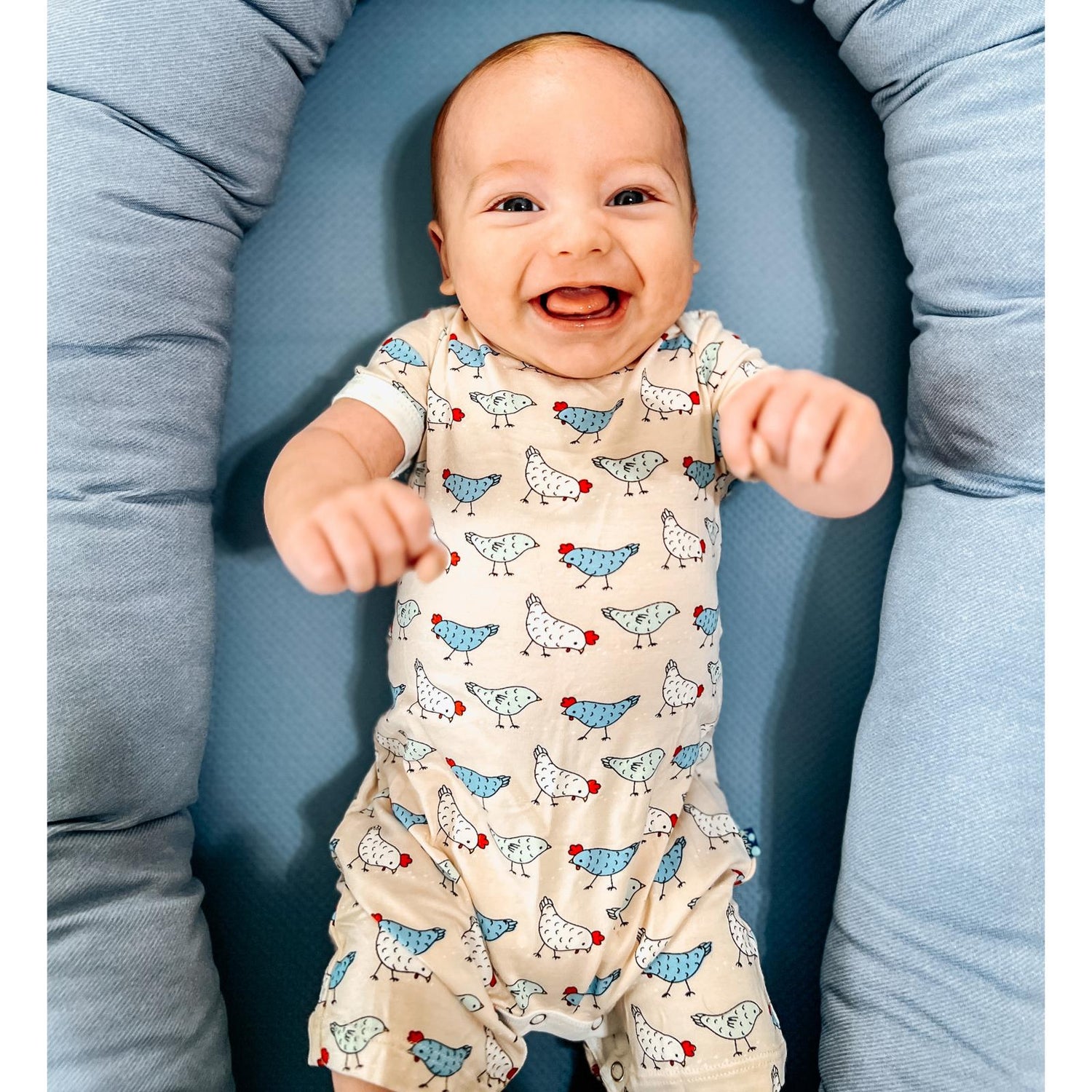 Print Short Sleeve Beau Romper in Latte Chickens (359616)