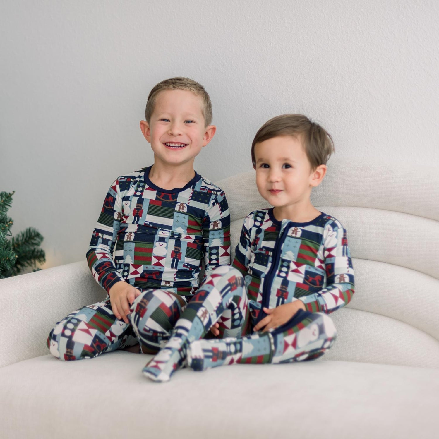 Print Long Sleeve Pajama Set in Peacoat Mod Christmas (371600)