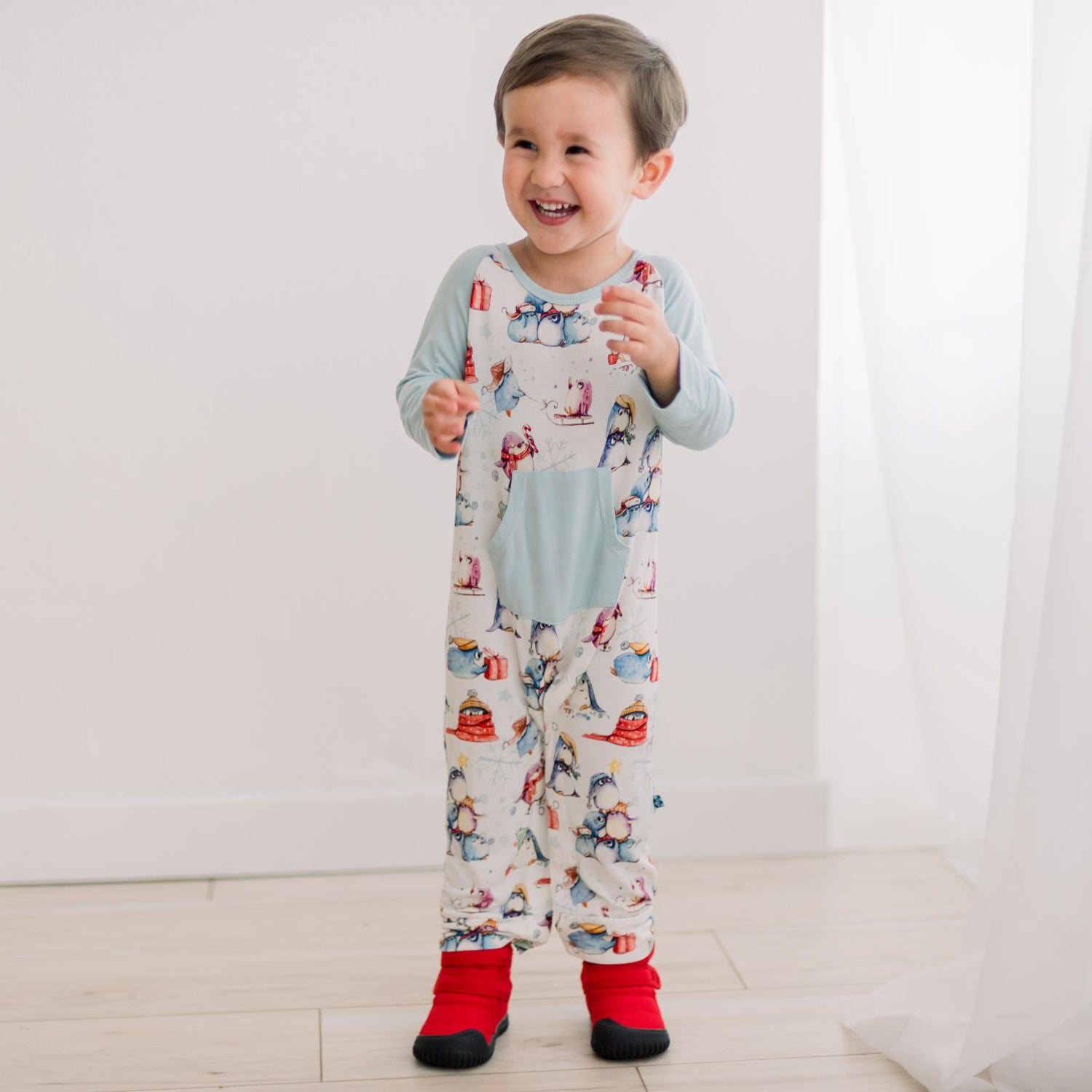 Print Long Sleeve Raglan Romper with Kangaroo Pocket in Natural Silly Penguins (371638)