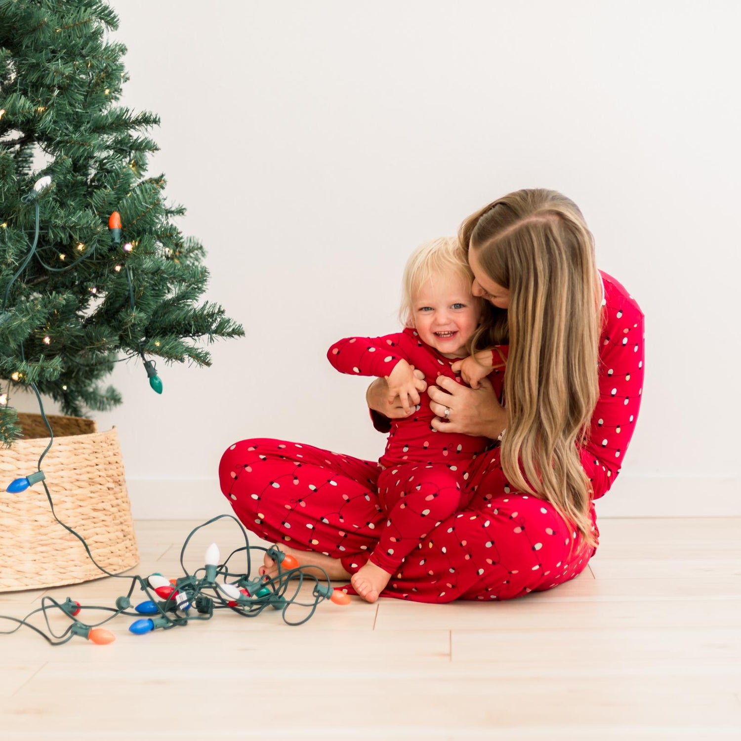 Women's Print Long Sleeve Collared Pajama Set in Crimson Holiday Lights (371648)
