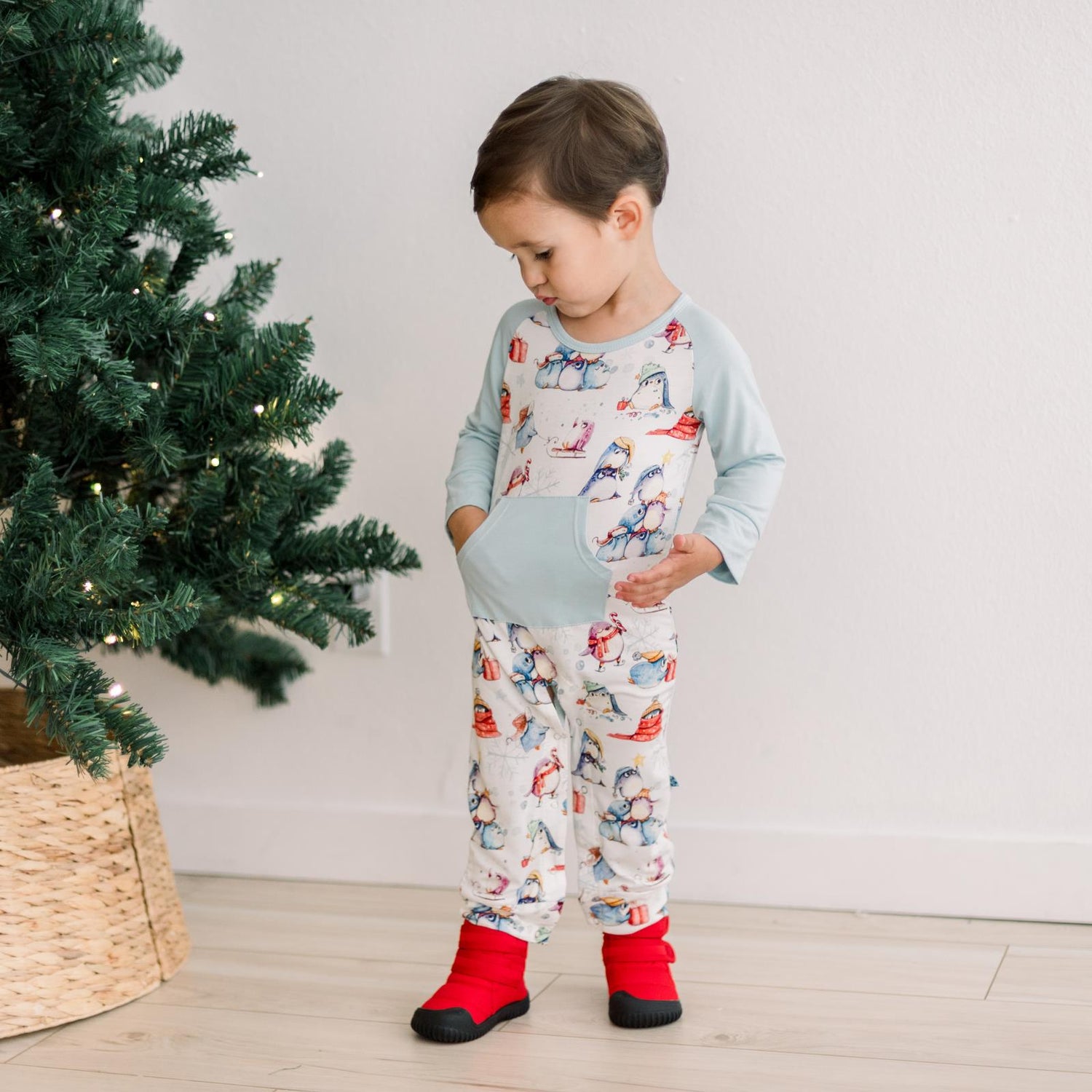 Print Long Sleeve Raglan Romper with Kangaroo Pocket in Natural Silly Penguins (371654)