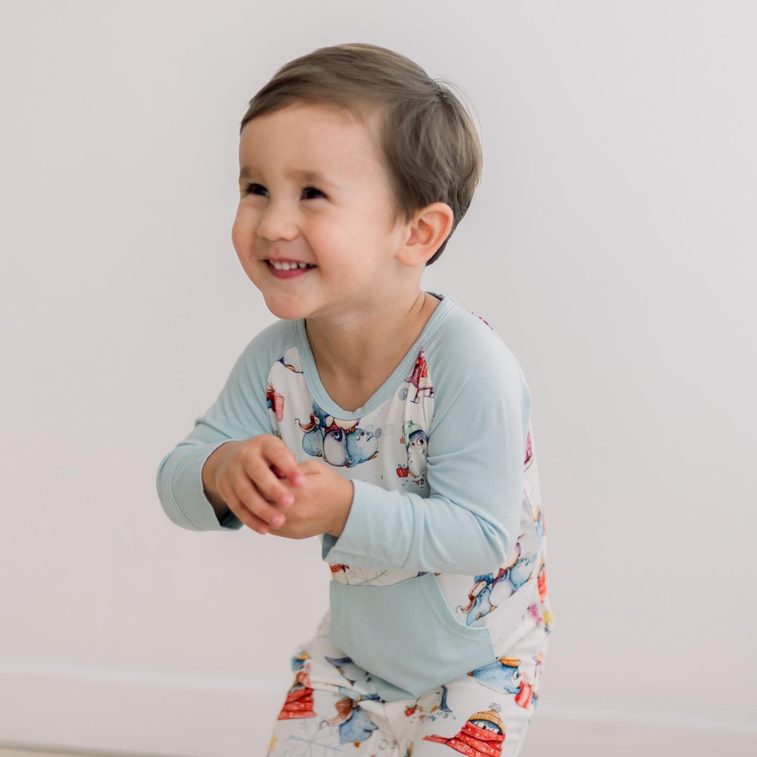 Print Long Sleeve Raglan Romper with Kangaroo Pocket in Natural Silly Penguins (371650)