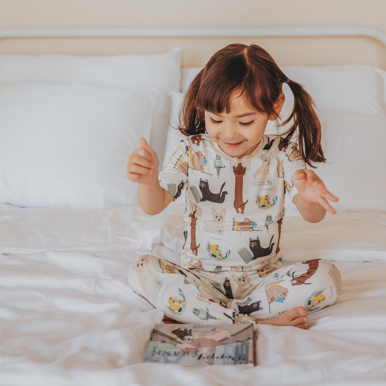 Print Short Sleeve Pajama Set in Natural Books & Pets (313741)
