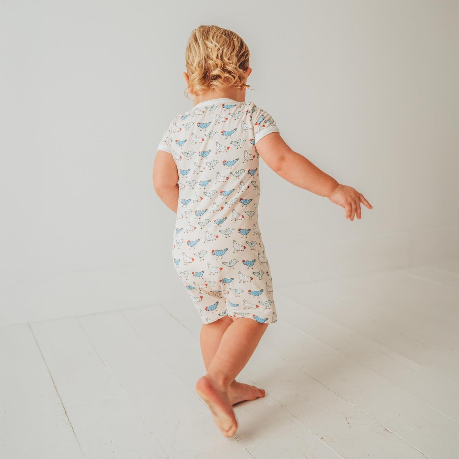Print Short Sleeve Beau Romper in Latte Chickens (359551)