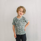 Spring Sky Tinkering柄の半袖クルーネックTシャツの正面着用例