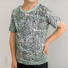 Spring Sky Tinkering柄の半袖クルーネックTシャツの襟ぐり・袖・プリントの着用アップ