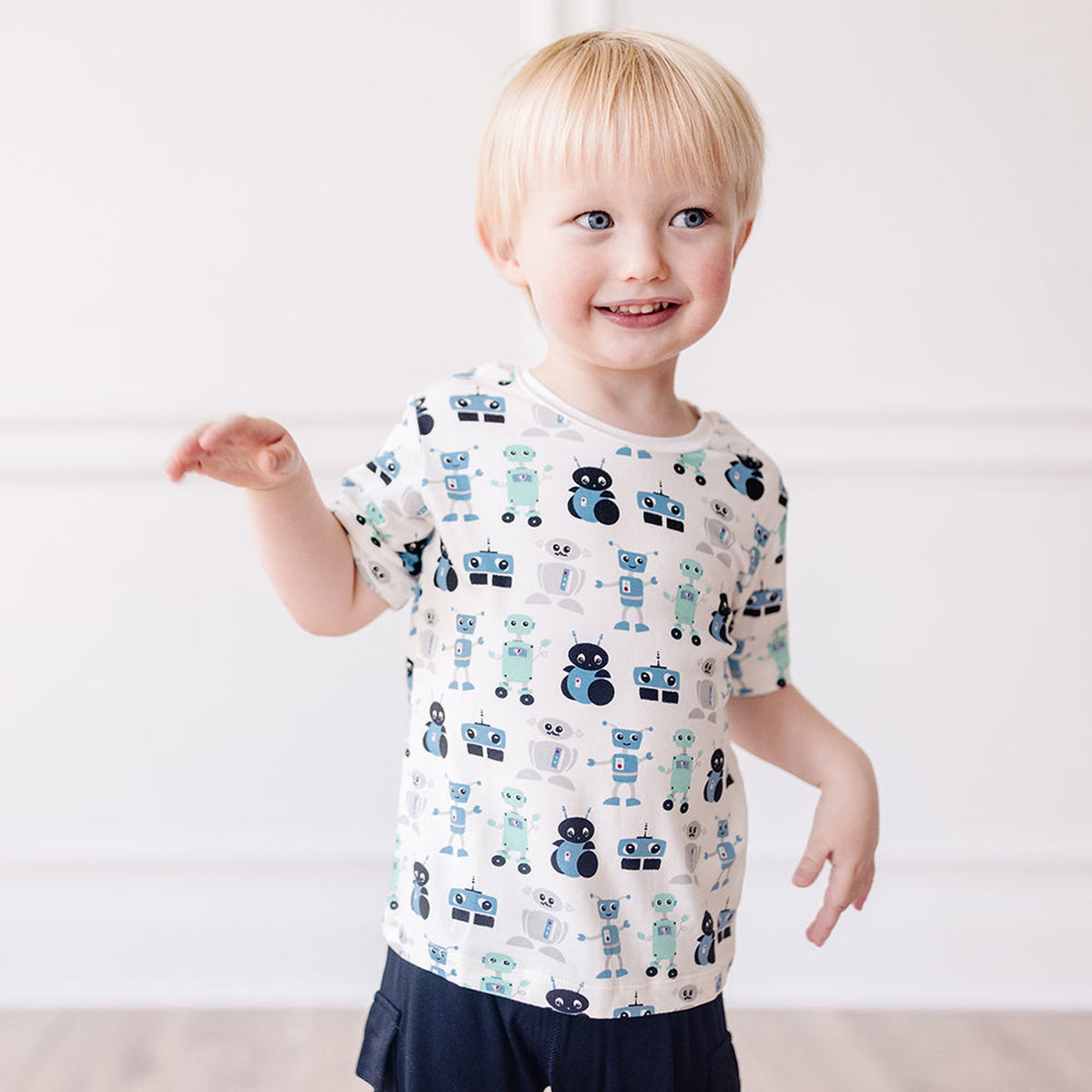 ロボット柄の半袖クルーネックTシャツの着用正面