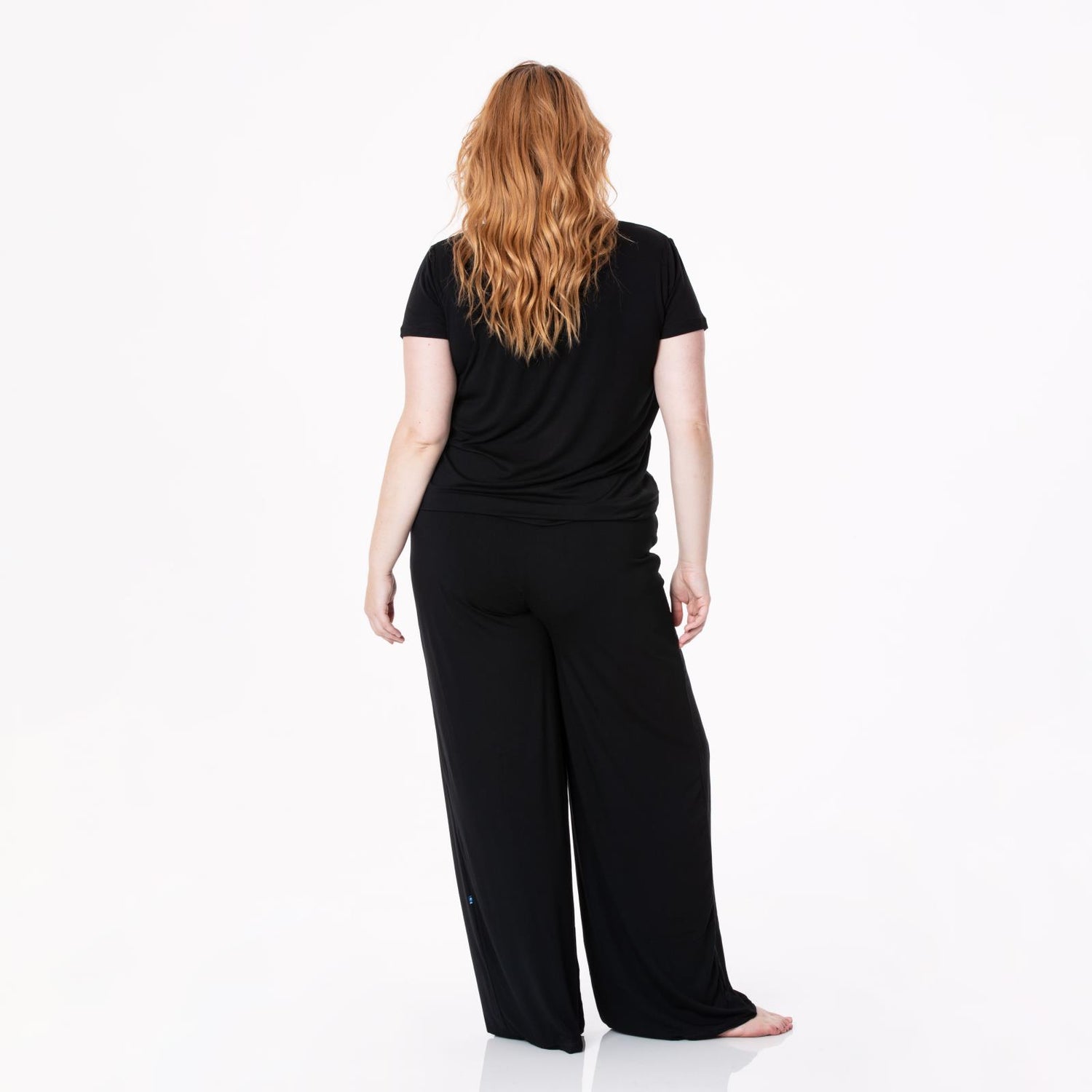 Women's Short Sleeve Scoop Neck Tee in Midnight