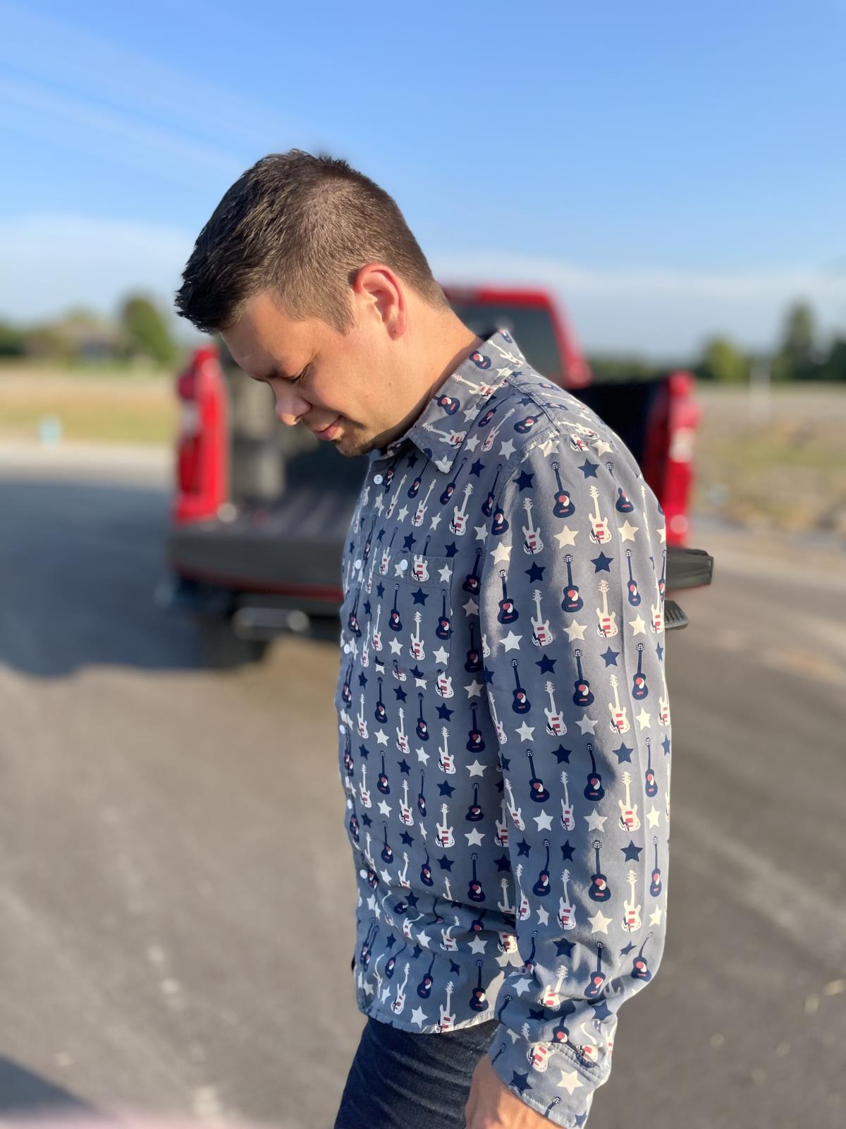 Men's Print Long Sleeve Woven Button-Down Shirt in Slate Guitars and Stars